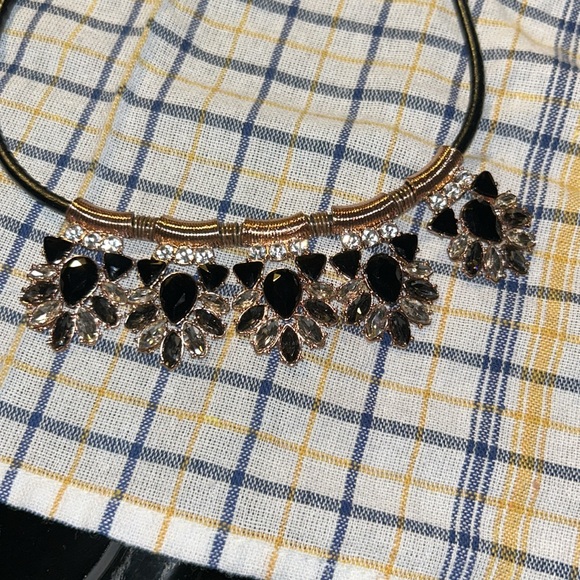 New in box Avon Rose and jet Statement Necklace and Earrings set - Picture 4 of 12